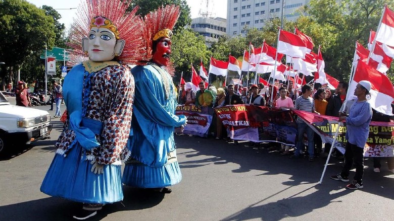 Ondel-ondel memerikan aksi mendukung Revisi UU KPK di depan Istana Merdeka, Jakarta, Selasa (10/9).