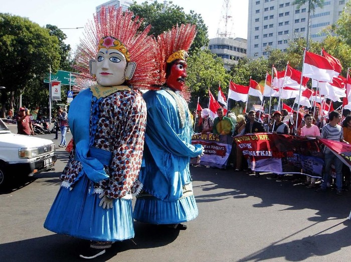 Ondel-ondel memerikan aksi mendukung Revisi UU KPK di depan Istana Merdeka, Jakarta, Selasa (10/9).