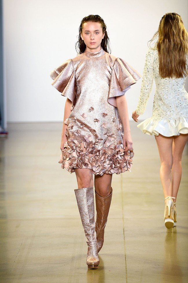 Empat desainer Indonesia yaitu Julianto, Maggie Hutauruk Eddy (2Madison), Yogiswari Pradjanti, dan Ayumi memamerkan karya penuh warna di New York Fashion Week: The Shows yang digelar di Galery II, Spring Studios, New York. Senin 9/9/2019. Photo by Ilya S. Savenok/Getty Images