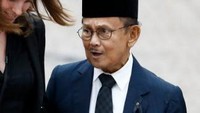 Momen saat Presiden ke-3 RI BJ Habibie menghadiri upacara peringatan bagi mantan Kanselir Jerman Helmut Kohl pada 1 Juli 2017 silam. Habibie diketahui memiliki hubungan baik dengan mantan Kanselir Jerman tersebut. Odd ANDERSEN / AFP.
