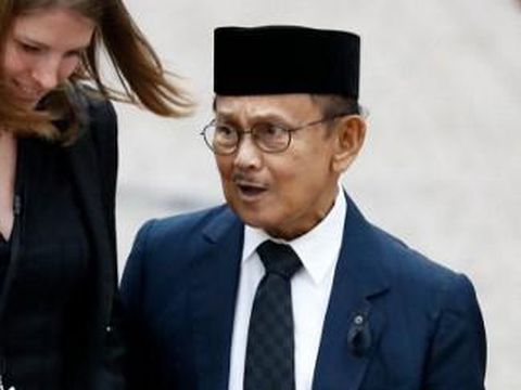 BJ Habibie tak hanya dikenal sebagai Presiden ke-3 RI, sosoknya pun pernah menjabat Menristek di era Soeharto. Berikut potret Habibie bersama para tokoh dunia.
