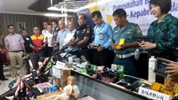 Lalu ada pula rokok sebanyak 595.480 batang dan 182 pak. Kemudian sex toy 550 buah, kayu 49 koli, pakaian dan mainan 2.465 koli. Lalu makanan, minuman, dan bahan kimia sebanyak 8.252 koli, kosmetik dan obat 1.288 koli, proyektil 1 pak, pita cukai 5 rim dan kertas 192 koli.