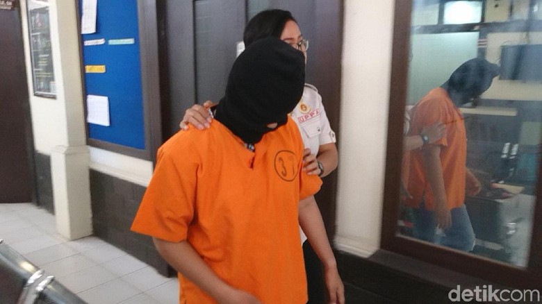 Pasangan Lesbian Pelajar Digerebek Saat Asyik Berduaan di Hotel Pasangan Lesbian Pelajar Digerebek Saat Asyik Berduaan di Hotel