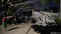 Pantauan detikcom di depan kediaman Habibie, Jalan Patra Kuningan XIII, Jakarta Selatan, pukul 19.07 WIB, Rabu (11/9/2019), terlihat tenda sedang dipersiapkan.