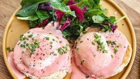 Menu sarapan juga ada di The Pink Street. Pink Egg Benny ini tersedia di Cotidiano. Warna merah muda didapat dari sari buah bit. Foto: Istimewa