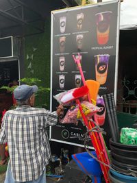 Minum Milk Tea Pertama Kali, Kakek Penjual Sapu Ini Viral