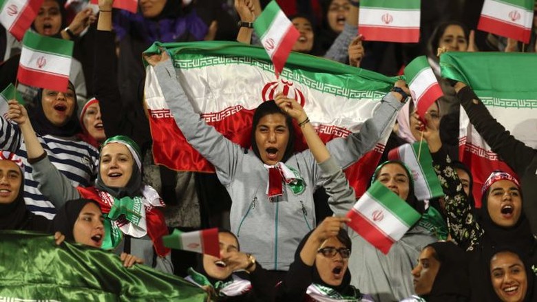 Diadili karena Nonton Bola, Perempuan Iran Tewas Bakar Diri Diadili karena Nonton Bola, Perempuan Iran Tewas Bakar Diri