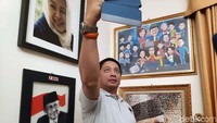 Warga selfie dengan latar belakang foto Habibie.