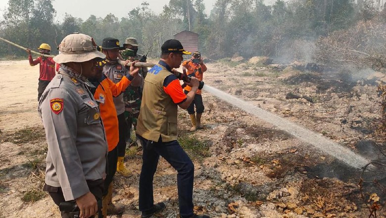 Doni Monardo Terjun ke Riau, Kaget Ada Sumur Minyak Dekat Api Karhutla Doni Monardo Terjun ke Riau, Kaget Ada Sumur Minyak Dekat Api Karhutla