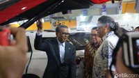 Gubernur Sulawesi Selatan Nurdin Abdullah mengatakan sebagai tuan rumah pihaknya akan mencoba menyiapkan tempat yang lebih besar lagi untuk sarana pameran otomotif. Pameran ini tentu yang terbesar di Makassar, tapi mohon maaf, fasilitasnya masih terbatas, ke depan kita akan bangun yang lebih besar lagi, ujarnya. Dadan Kuswaraharja/Dok. Detikcom.