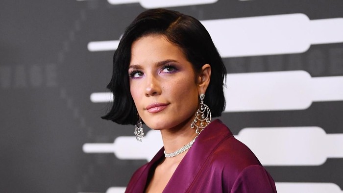 Halsey Buka-bukaan Perjuangan Lawan Penyakit, Curhat Beruntung Masih Hidup