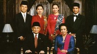 Potret keluarga BJ Habibie. Mantan Presiden RI ini menikah dengan Ainun Habibie pada pada tanggal 12 Mei 1962 di Bandung. Istimewa/Dok. Instagram/@b.jhabibie