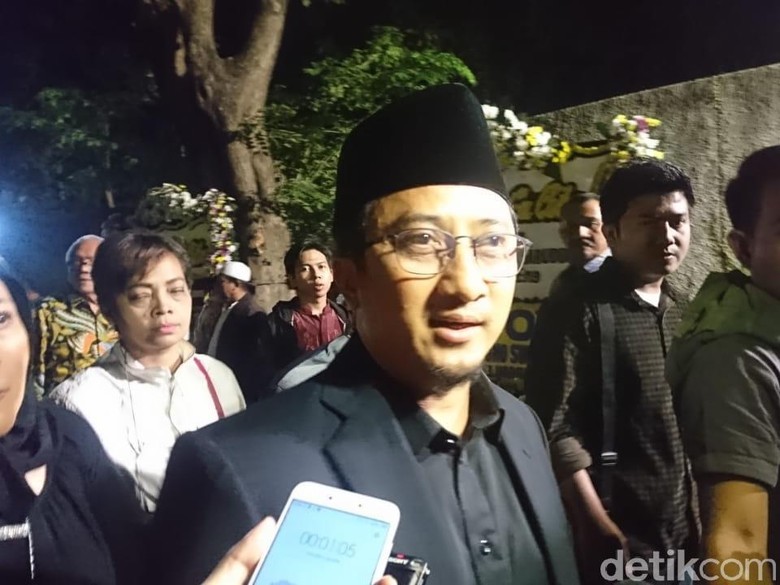 Foto: Ustaz Yusuf Mansur usai melayat di rumah duka BJ Habibie. (Rolando-detikcom) Foto: Ustaz Yusuf Mansur usai melayat di rumah duka BJ Habibie. (Rolando-detikcom)