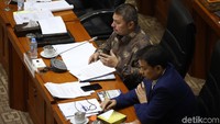 Para anggota Komisi III DPR memberikan sejumlah pertanyaan kepada Sigit. Salah satu pertanyaannya pun terkait dengan revisi UU KPK.
