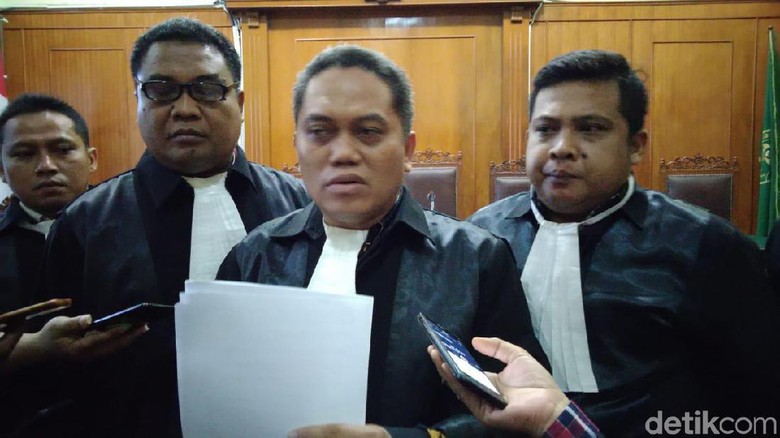Satu Terdakwa Pembakar Polsek Tambelangan Ajukan Penangguhan Penahanan Satu Terdakwa Pembakar Polsek Tambelangan Ajukan Penangguhan Penahanan