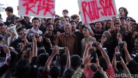 Ketua KPK Agus Rahardjo menemui para mahasiswa yang menggelar aksi menolak Revisi UU KPK. Agus menemui mereka usai menghadiri acara Festival Konstitusi dan Anti Korupsi 2019.