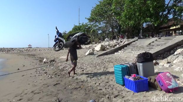 Mengenal Nyoman Kalor 'Samson' Pemanggul Motor di Pantai Sanur