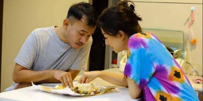 Sukses Jadi Bintang dan Tajir, 5 Artis Ini Tetap Hobi Makan Pakai Tangan