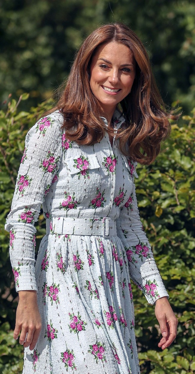 Kate Middleton dikenal suka bergaya dengan busana lamanya. Namun tidak demikian ketika ia mengunjungi RHS Garden Wisley di Woking, Inggris, Selasa (10/9/2019). (Foto: Getty Images)