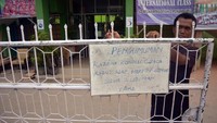 Kabut asap yang masih menyelimuti Kota Pekanbaru, Riau, membuat sejumlah aktivitas belajar mengajar dihentikan untuk sementara waktu. Siswa di SD Muhammadiyah 1, Kota Pekanbaru, Riau, pun diliburkan imbas kabut asap tersebut. Antara Foto/FB Anggoro.