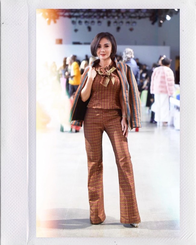 Yuni Shara tampil stylish saat menonton New York Fashion Week. Kakak Krisdayanti itu memakai setelan songket dan blazer lurik karya desainer Olive Narciss Bandit. Foto: Instagram olive_and_her_narcissbandit