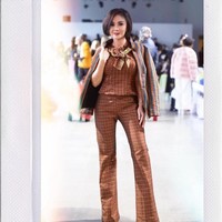 Yuni Shara tampil stylish saat menonton New York Fashion Week. Kakak Krisdayanti itu memakai setelan songket dan blazer lurik karya desainer Olive Narciss Bandit. Foto: Instagram olive_and_her_narcissbandit