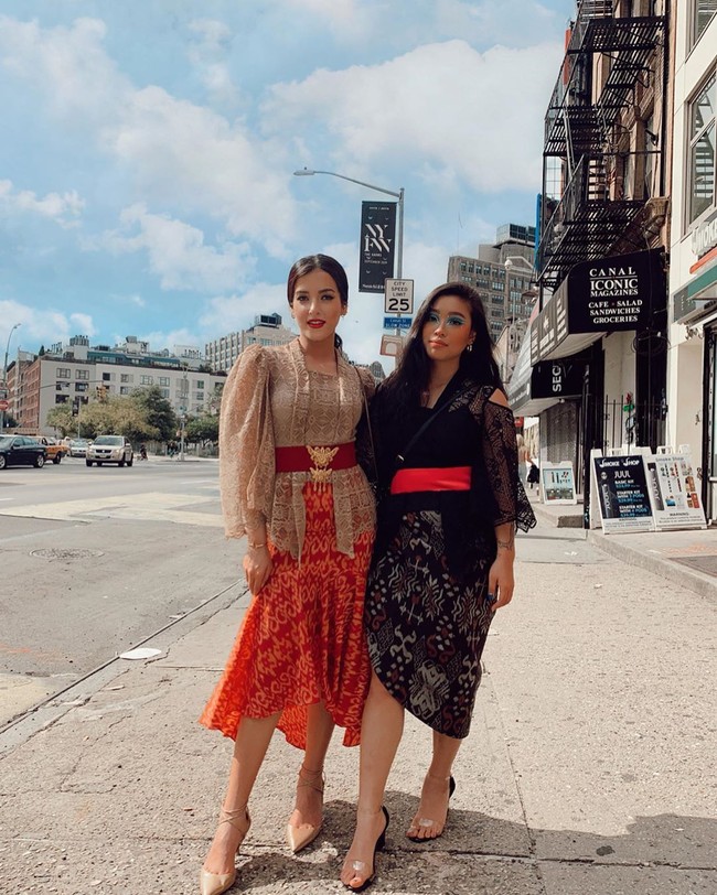 Penampilan Tasya lainnya yang mencuri perhatian adalah ketika ia mengenakan kebaya di New York Fashion Week. Kebaya yang dipakai Tasya ke acara fashion show bergengsi itu dirancang oleh desainer Indonesia Renzi Lazuardi. Kepada Detikcom, Renzi mengatakan bahwa pakaian yang dipakai Tasya adalah kebaya modifikasi Bali. Foto: Instagram @tasyafarasya