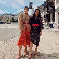 Penampilan Tasya lainnya yang mencuri perhatian adalah ketika ia mengenakan kebaya di New York Fashion Week. Kebaya yang dipakai Tasya ke acara fashion show bergengsi itu dirancang oleh desainer Indonesia Renzi Lazuardi. Kepada Detikcom, Renzi mengatakan bahwa pakaian yang dipakai Tasya adalah kebaya modifikasi Bali. Foto: Instagram @tasyafarasya