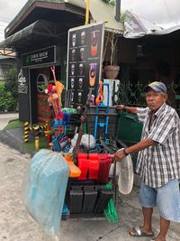 Minum Milk Tea Pertama Kali, Kakek Penjual Sapu Ini Viral