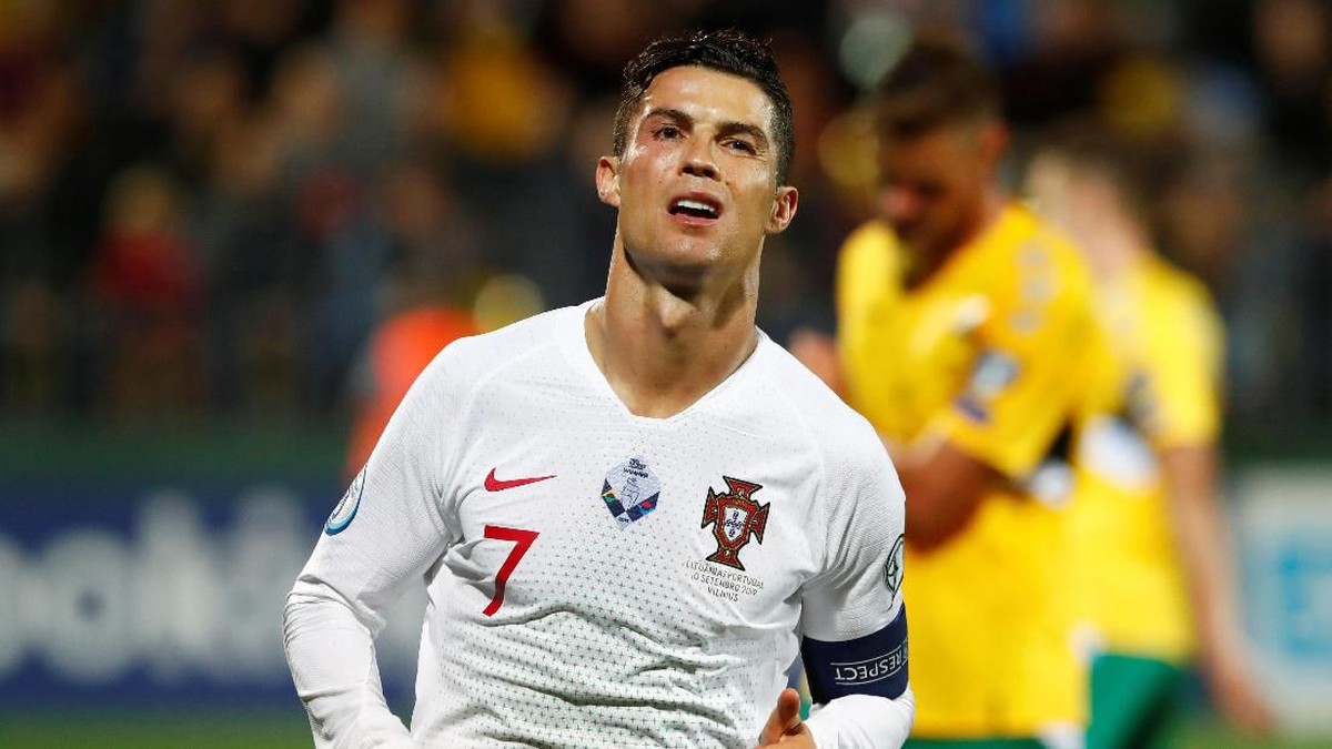 Fernando Santos menilai Cristiano Ronaldo adalah pemain terbaik di dunia saat ini (Foto: REUTERS/Ints Kalnins)