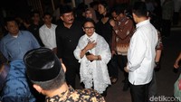 Menlu Retno datang bersama suami.