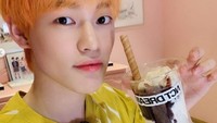 Salah satu member bernama Chenle ini berpose memamerkan segelas es krim di tangannya. Foto: Instagram @NCT_Dream