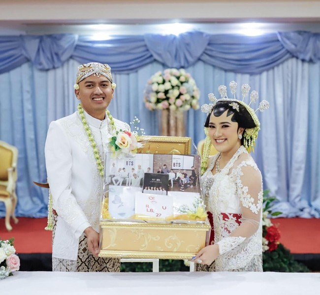 Sentuhan BTS lain yang hadir dalam hari pernikahan Ervy Julia adalah lagu-lagu dari boy group kenamaan Korea tersebut. Waktu aku jalan ke pelaminan pakai lagu Euphoria-nya Jungkook dan kebetulan Jungkook juga ulang tahun hari itu. Ada tim cheerleader juga yang pakai lagu BTS yang di-remix, tambah Army yang mengaku Jin BTS adalah member favoritnya. Foto: Dok. Ervy Julia