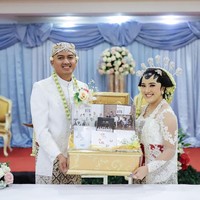 Sentuhan BTS lain yang hadir dalam hari pernikahan Ervy Julia adalah lagu-lagu dari boy group kenamaan Korea tersebut. Waktu aku jalan ke pelaminan pakai lagu Euphoria-nya Jungkook dan kebetulan Jungkook juga ulang tahun hari itu. Ada tim cheerleader juga yang pakai lagu BTS yang di-remix, tambah Army yang mengaku Jin BTS adalah member favoritnya. Foto: Dok. Ervy Julia