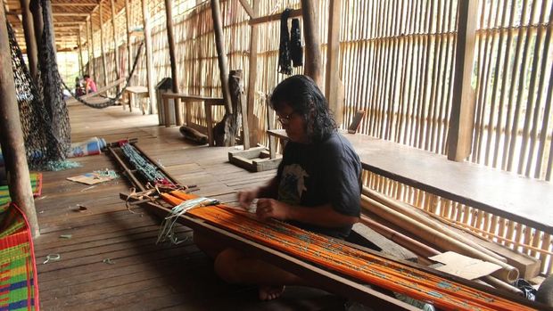 Usaha Tenun Ikat Bantu Ibu Pedalaman Sekolahkan Anak sampai Sarjana