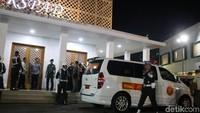 Ambulans menunggu kedatangan jenazah BJ Habibie.