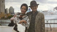 Ia tampil dengan mengenakan Topi Fedora. Foto: Repro Buku Habibie