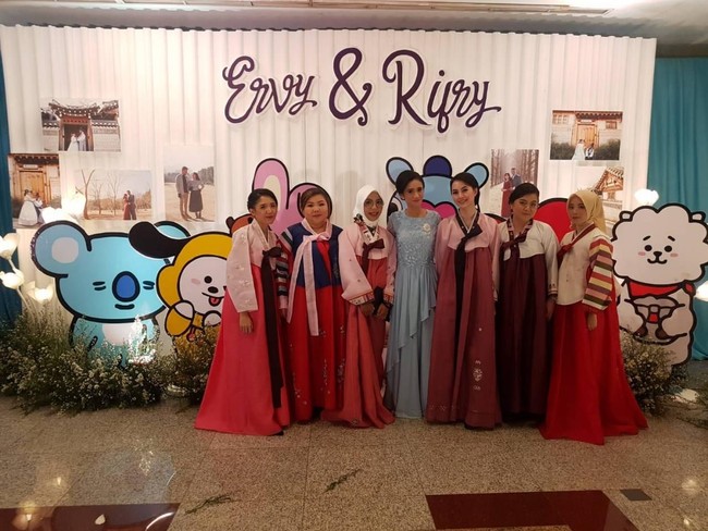 Beberapa teman Ervy lain juga terlihat memakai hanbok yang menambah nuansa KPop di pernikahan wanita 26 tahun tersebut.  Foto: Dok. Ervy Julia