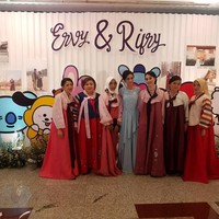 Beberapa teman Ervy lain juga terlihat memakai hanbok yang menambah nuansa KPop di pernikahan wanita 26 tahun tersebut.  Foto: Dok. Ervy Julia
