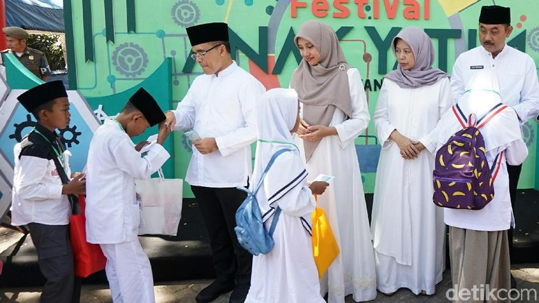 1.000 Anak Banyuwangi Bergembira di Festival Anak Yatim 1.000 Anak Banyuwangi Bergembira di Festival Anak Yatim
