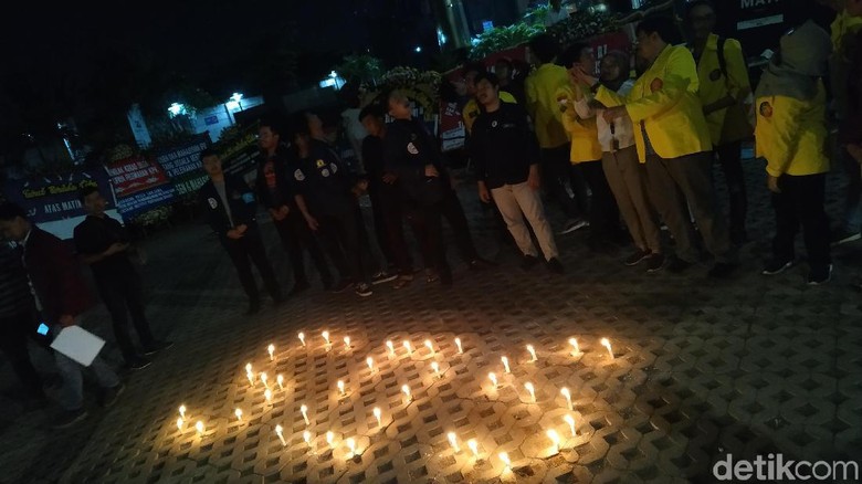 Tolak Revisi UU KPK, BEM UI-Trisakti Nyalakan Lilin SOS di KPK