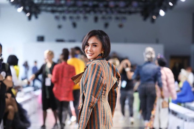 Yuni pun sangat bangga memakai kain Indonesia ke New York Fashion Week 2019. LURIK goes to New York. Ayo.... golek nang pasar, jahit Lurik, tulisnya pada keterangan foto. Foto: Instagram @yunishara36