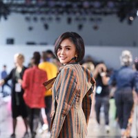 Yuni pun sangat bangga memakai kain Indonesia ke New York Fashion Week 2019. LURIK goes to New York. Ayo.... golek nang pasar, jahit Lurik, tulisnya pada keterangan foto. Foto: Instagram @yunishara36
