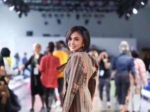 Foto: Yuni Shara Cantik Pakai Lurik Nonton New York Fashion Week