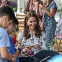 Gaun model shirtdress ini juga dijual di situs Net-A-Porter. Harganya 1.635 pound sterling atau sekitar Rp 28 juta. (Foto: Getty Images)