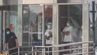 Kabut asap yang mengepung Kota Pekanbaru, Riau, membuat sejumlah warga harus mengenakan masker pelindung pernapasan saat beraktivitas. Kualitas udara yang memburuk akibat kabut asap dapat membahayakan kesehatan, khususnya pernapasan manusia yang menghirup kabut asap tersebut. Antara Foto/Rony Muharrman.