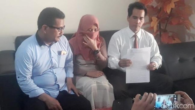 Anggota DPRD Malang Dipolisikan karena Potret Istri Siri yang Tengah Bugil Anggota DPRD Malang Dipolisikan karena Potret Istri Siri yang Tengah Bugil