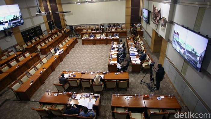 Komisi III DPR RI gelar uji kepatutan dan kelayakan bagi calon pimpinan (capim) KPK. Nawawi Pomolango jadi capim KPK pertama yang diuji oleh DPR.