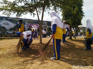 Haornas, Pelajar Ikuti Jalan Sehat Sambil Bersihkan Alun-alun Ciamis