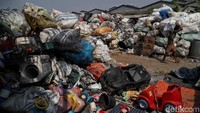 Saat mengunjungi pabrik pengolahan sampah plastik tersebut, beragam limbah plastik berbagai bentuk, ukuran, dan warna terhampar sejauh mata memandang. Berbagai limbah mulai dari produk rumah tangga hingga mainan anak-anak terlihat di kawasan itu.